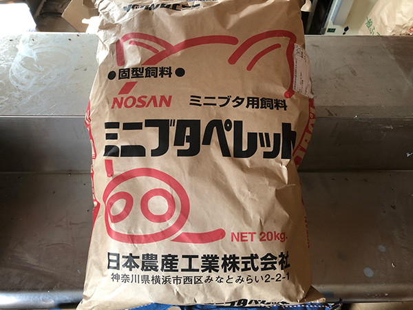 業務用】ミニブタのエサ（約20kg）の販売｜ワールド牧場